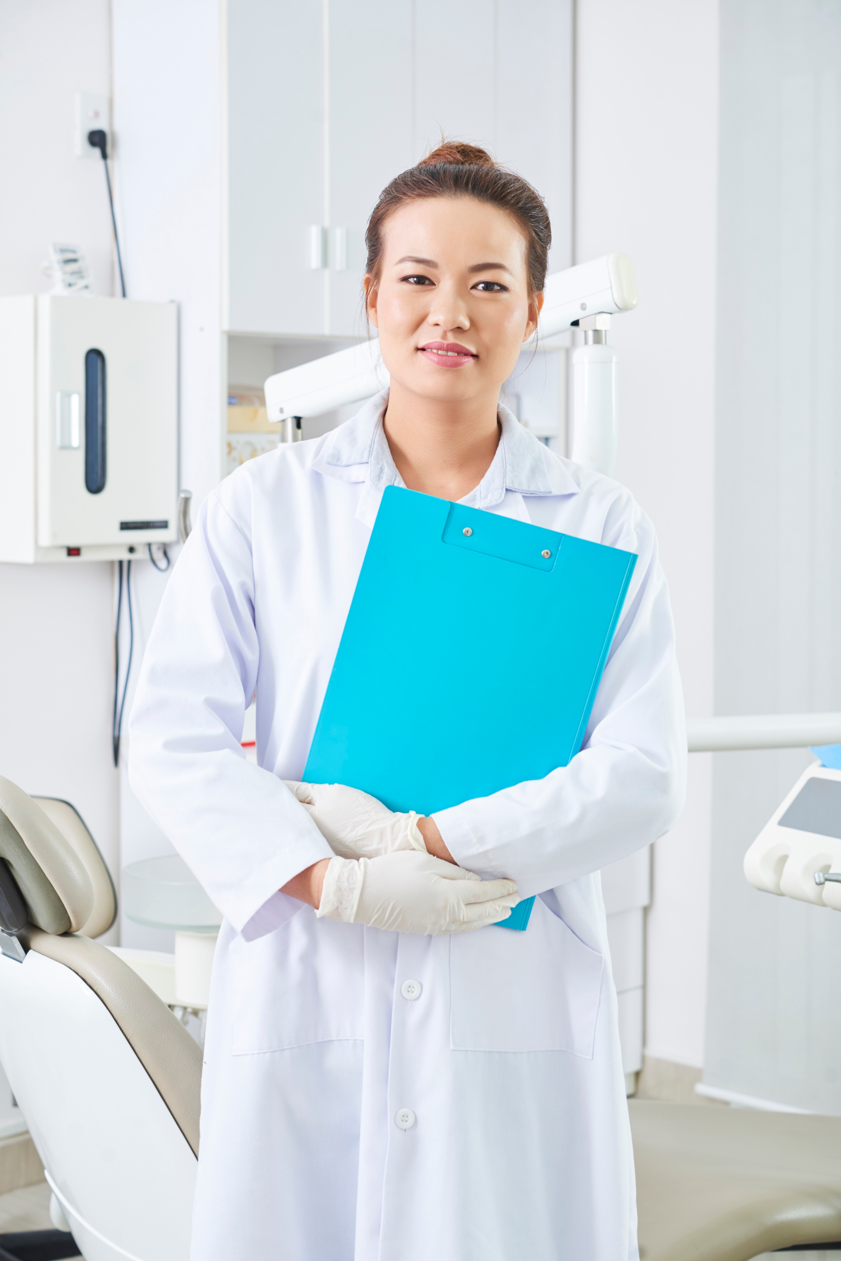 dentist holding blue clipboard 2025 01 31 00 47 45 utc